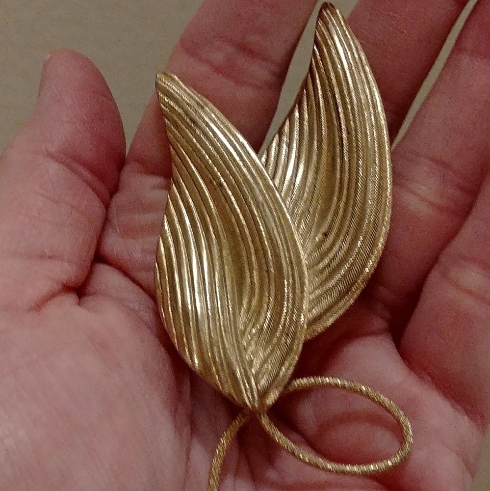 Vintage beautiful stylized leaf and vine brooch